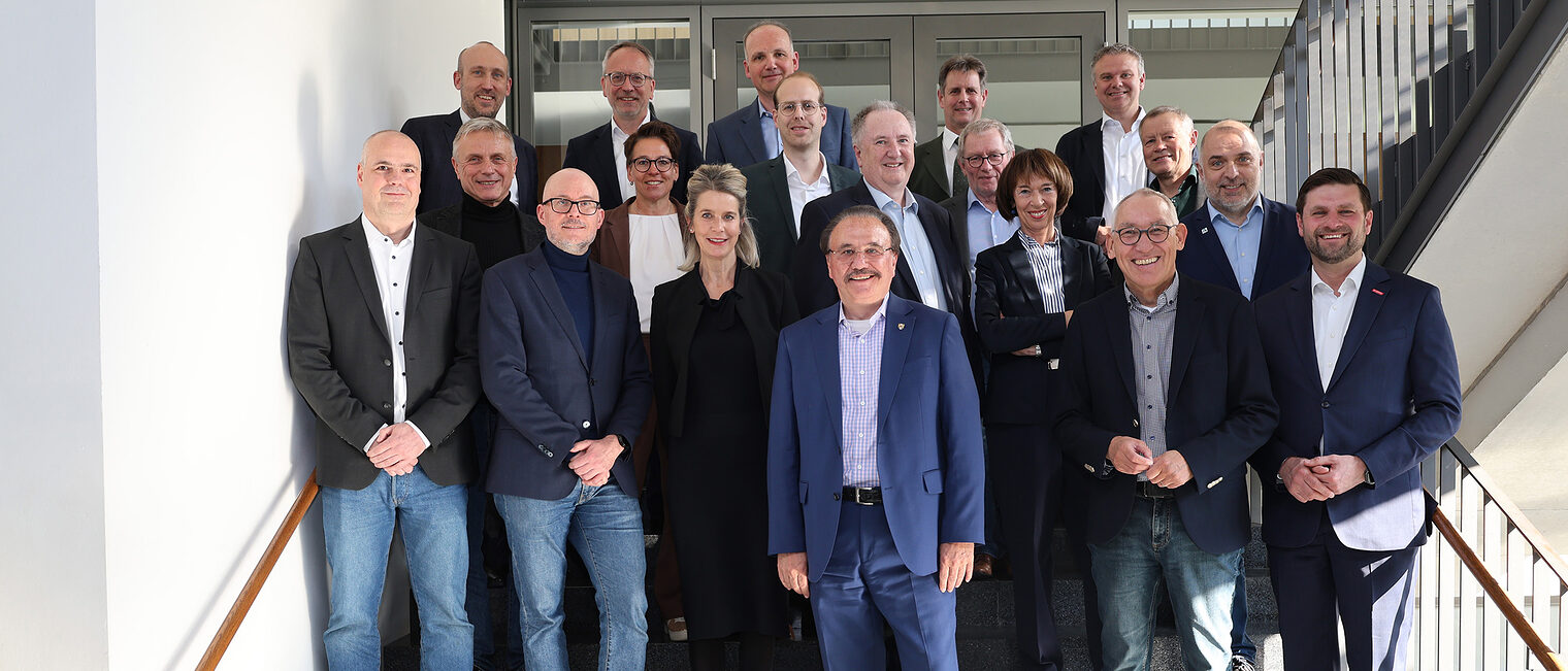 Gruppenfoto mit regionalen Behördenleiterinnen und -leitern in einem Gebäude des bbz Arnsberg.