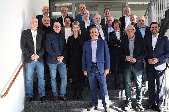 Gruppenfoto mit regionalen Behördenleiterinnen und -leitern in einem Gebäude des bbz Arnsberg.