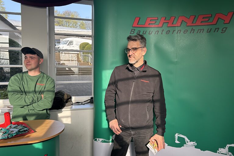 Zwei Mitarbeiter von Lehnen GmbH & Co. Bauunternehmung KG an einem Stand.