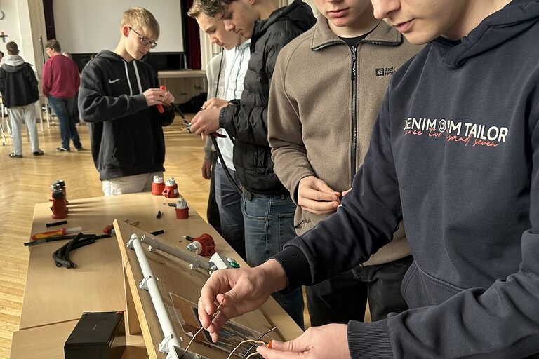 Eine Gruppe von Schülern verdrahtet elektrische Abzweigdosen.