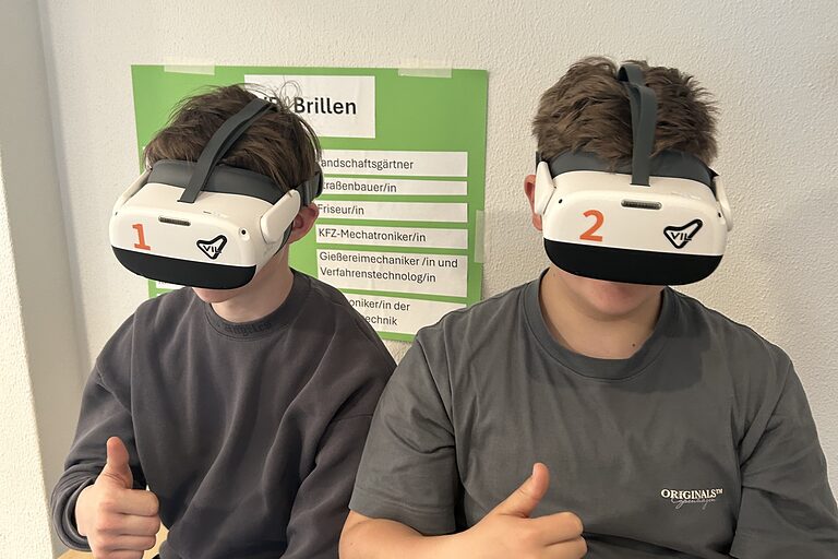 Zwei Schüler, die eine VR-Brille tragen.