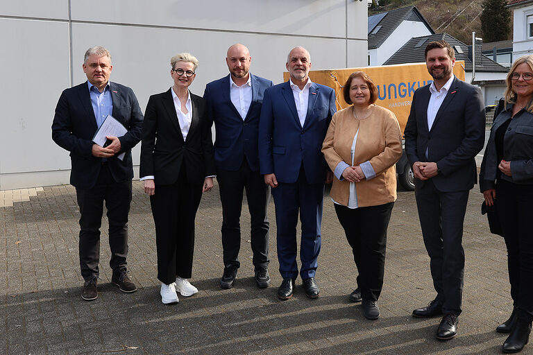 Gruppenfoto mit Kammer- und Betriebsvertretern und der SPD-Bundestagsabgeordneten Bettina Lugk.