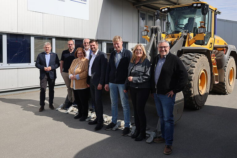 Gruppenfoto mit Kammer- und Betriebsvertretern und der SPD-Bundestagsabgeordneten Bettina Lugk.