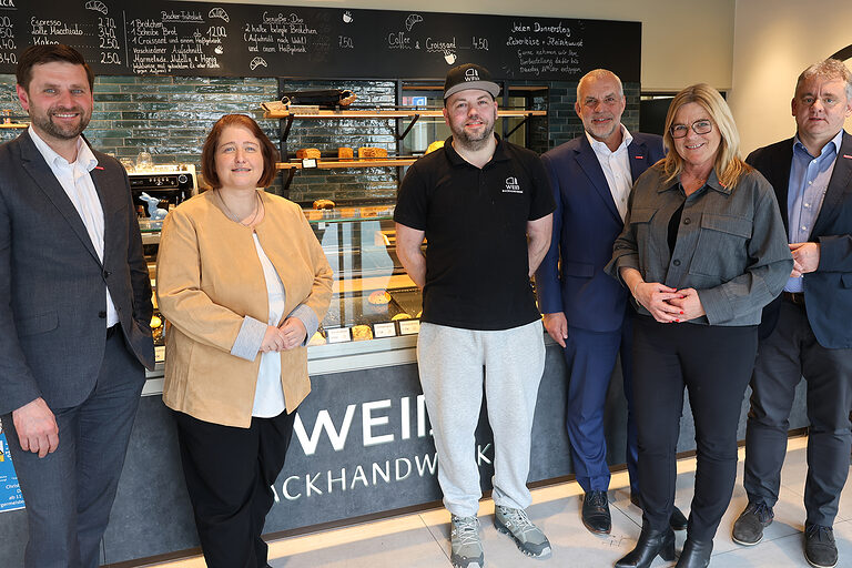 Gruppenfoto mit Kammer- und Betriebsvertretern und der SPD-Bundestagsabgeordneten Bettina Lugk.