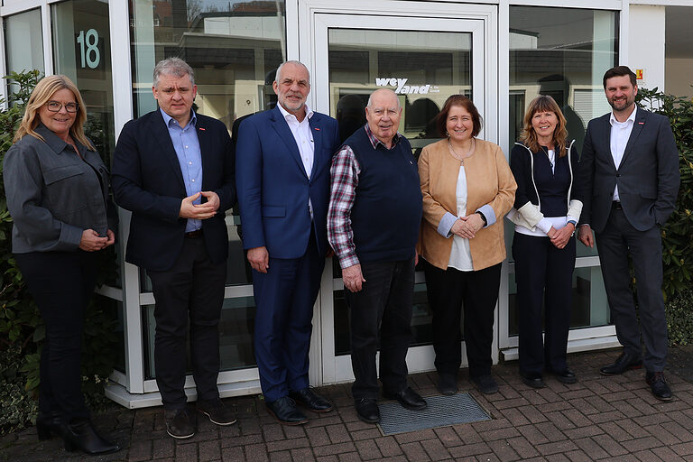 Gruppenfoto mit Betriebs- und Kammervertretern und der SPD-Bundestagsabgeordneten Bettina Lugk.