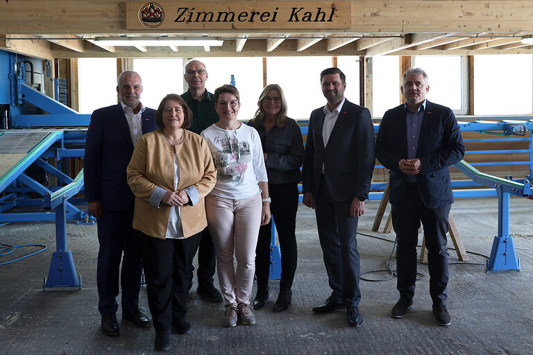 Gruppenfoto mit Betriebs- und Kammervertretern und der SPD-Bundestagsabgeordneten Bettina Lugk.