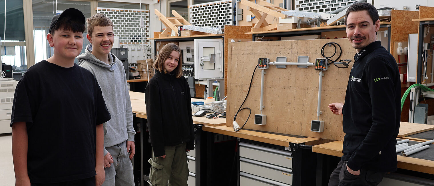 Girls und Boys Day im bbz Arnsberg, dem Berufsbildungszentrum der Handwerkskammer Südwestfalen. Hier in der Elektrotechnik.