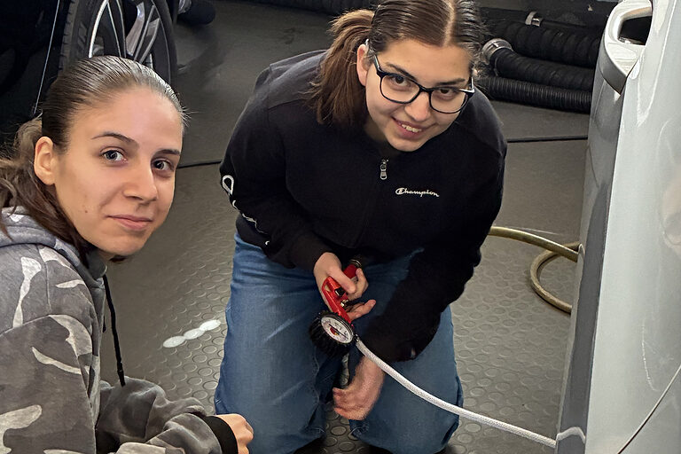 Girls und Boys Day im bbz Arnsberg, dem Berufsbildungszentrum der Handwerkskammer Südwestfalen. Hier in der Kfz-Technik.