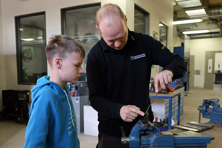 Girls und Boys Day im bbz Arnsberg, dem Berufsbildungszentrum der Handwerkskammer Südwestfalen. Hier in der Metallwerkstatt.