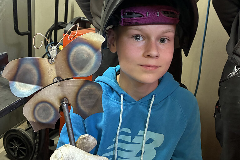 Beim Girls und Boys Day im bbz Arnsberg wurde in der Metall- und Schweißwerkstatt ein Schmetterling erstellt.
