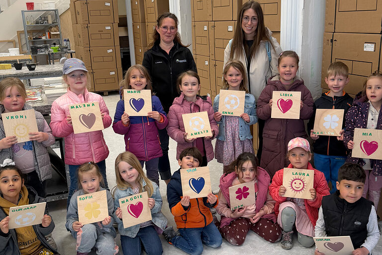 Gruppenfoto mit Kindergarten-Kindern, einer Erzieherin und Nadja Kohlwey, Leiterin Fachkräftesicherung der Handwerkskammer.