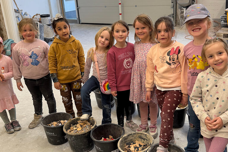 Eine Gruppe von Kindern in einer Werkstatt.