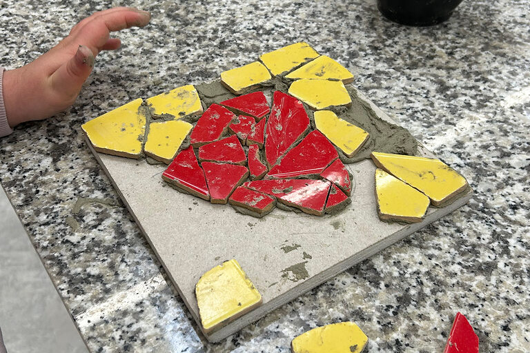 Nahaufnahme eines noch unfertigen Mosaikbildes.