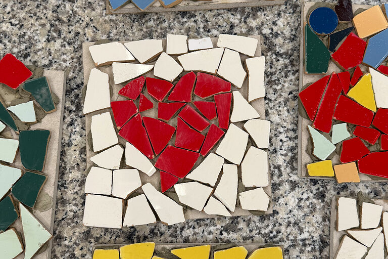Nahaufnahme von Mosaikbildern, die auf einem Tisch liegen.