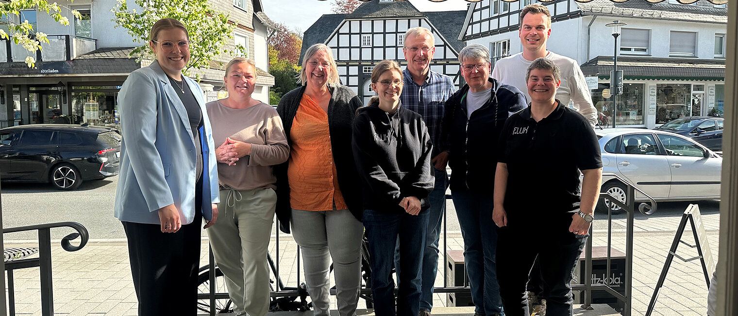 Gruppenfoto mit Vertreterinnen und Vertretern verschiedener Institutionen beim MINT-Stammtisch HSK in Olsberg.