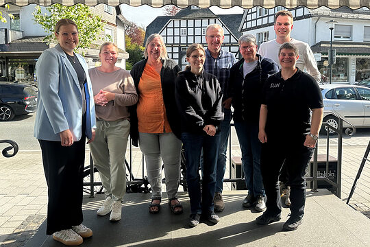 Gruppenfoto mit Vertreterinnen und Vertretern verschiedener Institutionen beim MINT-Stammtisch HSK in Olsberg.