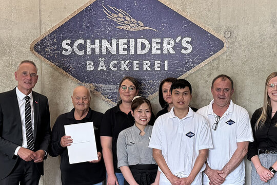 Schneider's Bäckerei in Netphen hat den Integrationspreis des Handwerks durch die HwK Südwestfalen überreicht bekommen. 