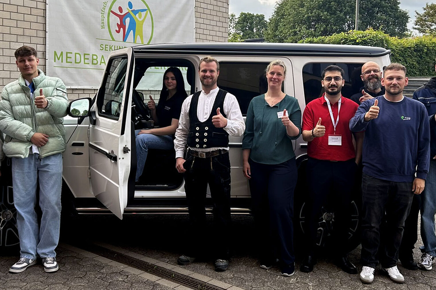 Gruppenbild mit Handwerksbetrieben, die bei der Mobilen Schülerwerkstatt ihr Gewerk vorgestellt haben.