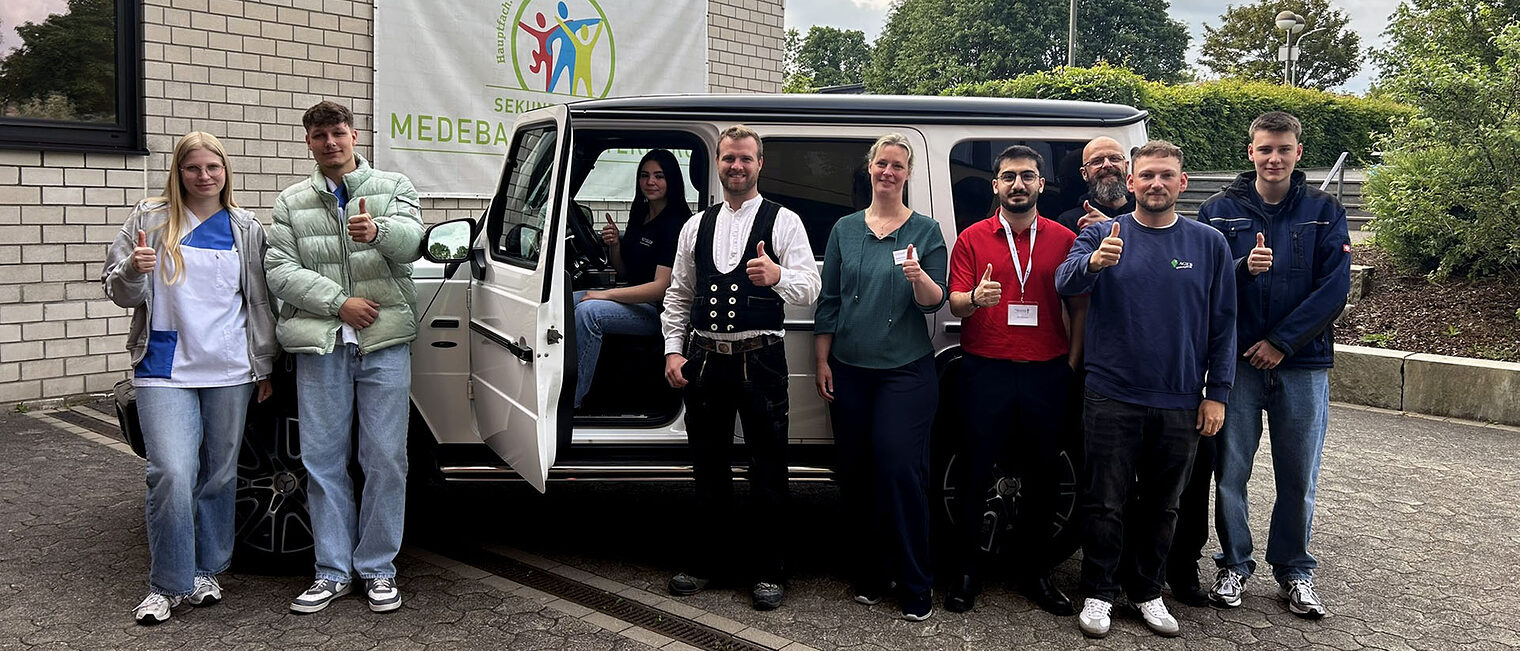 Gruppenbild mit Handwerksbetrieben, die bei der Mobilen Schülerwerkstatt ihr Gewerk vorgestellt haben.