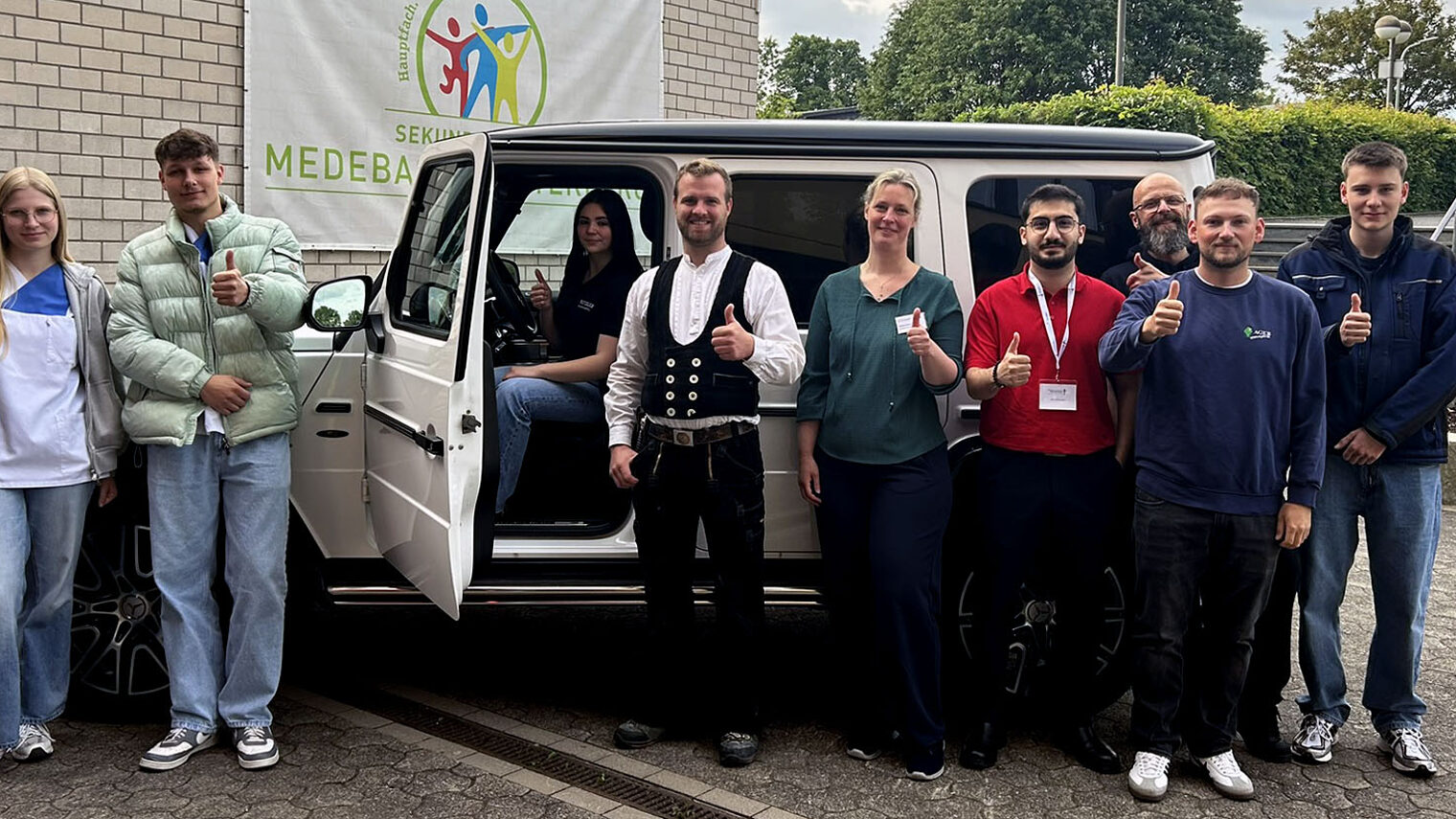 Gruppenbild mit Handwerksbetrieben, die bei der Mobilen Schülerwerkstatt ihr Gewerk vorgestellt haben.