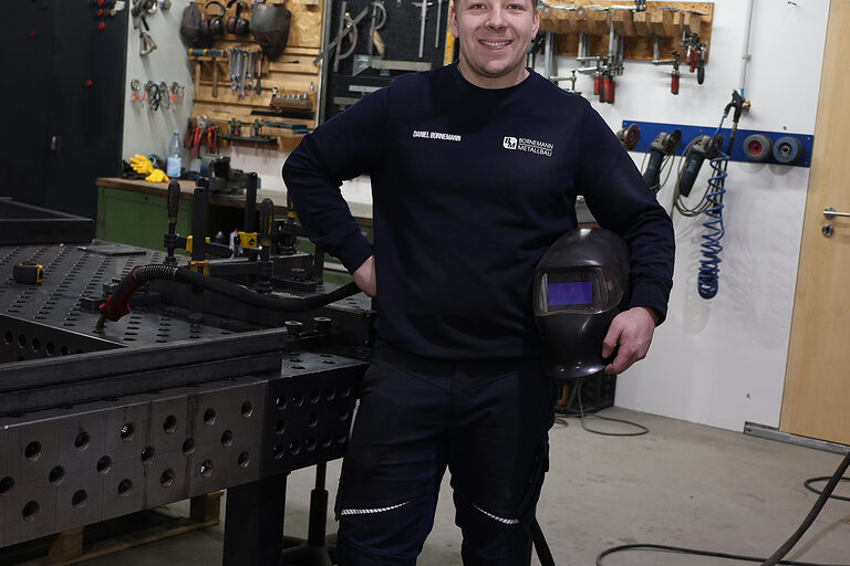 Metallbauermeister Daniel Bornemann steht stolz in seiner Werkstatt.