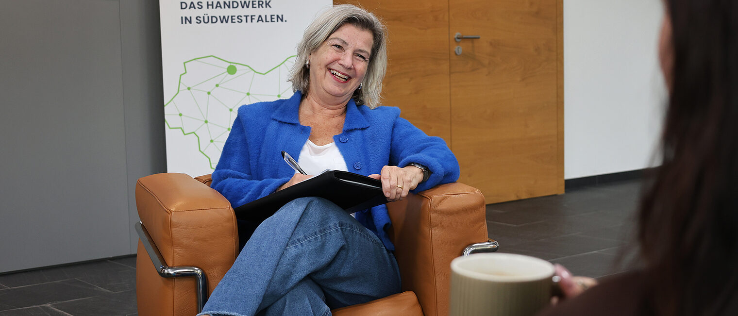 Verena Kurth, Einheitliche Ansprechstelle für Arbeitgeber und Inklusionsberaterin der HwK Südwestfalen in einer Beratung.