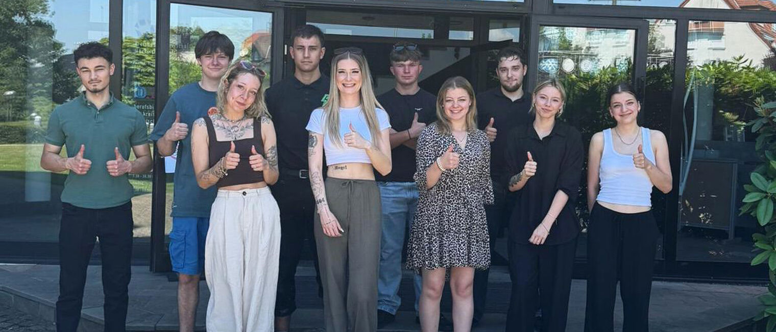 Gruppenbild von Handwerksauszubildenden, die zu Ausbildungsbotschaftern geschult wurden.