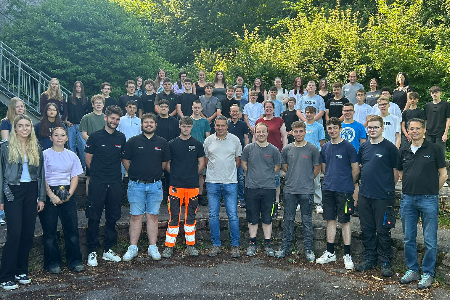Gruppenfoto mit Schülern und Handwerksbetrieben