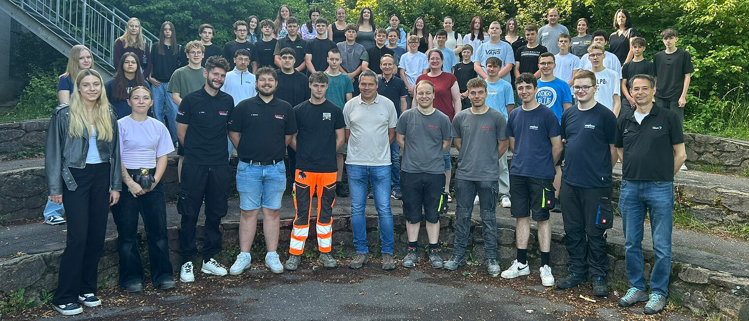 Gruppenfoto mit Schülern und Handwerksbetrieben