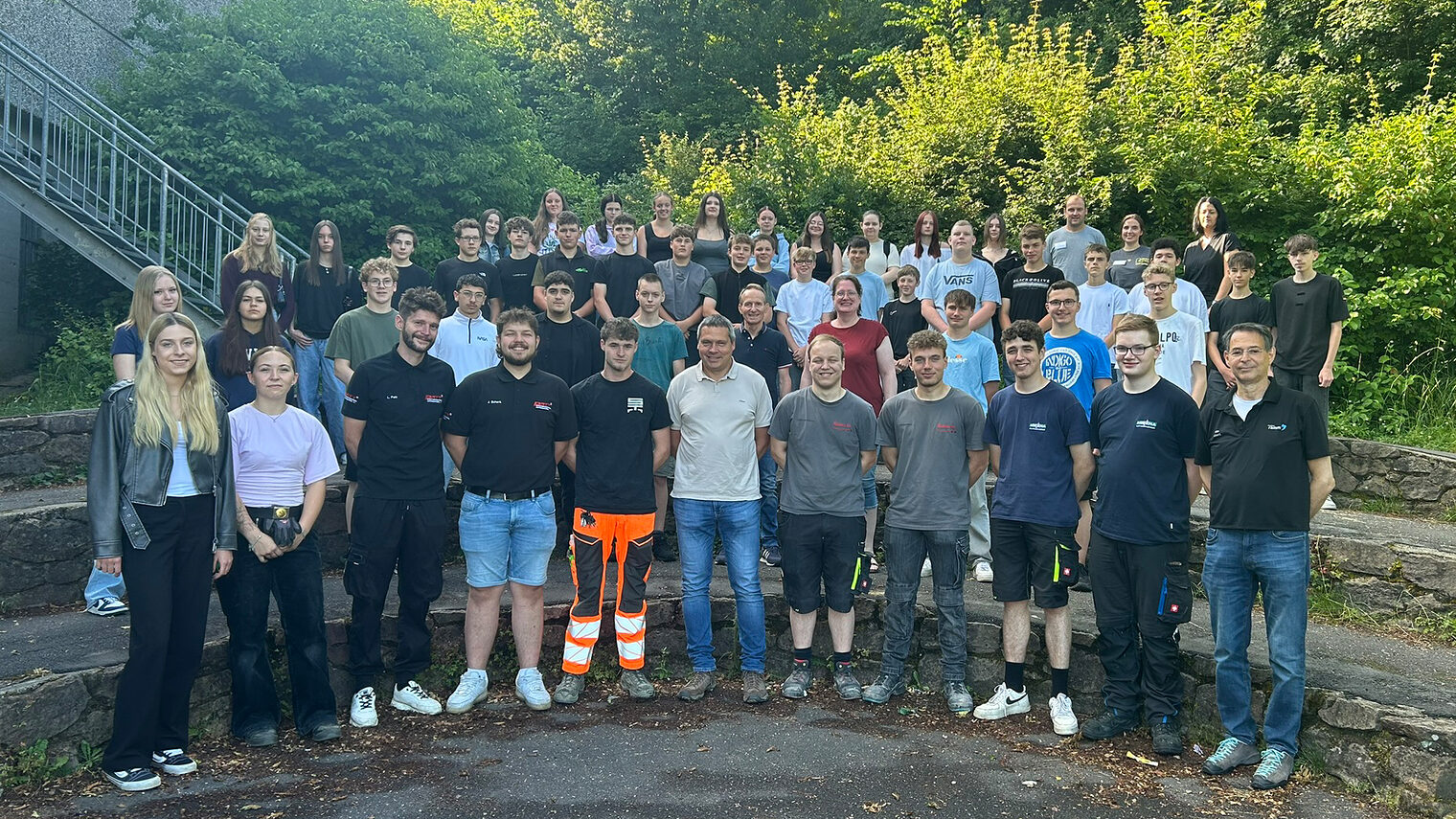 Gruppenfoto mit Schülern und Handwerksbetrieben