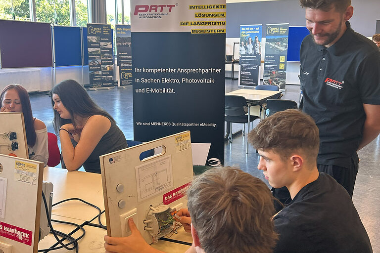 Schülerinnen und Schüler verdrahten Abzweigdosen.