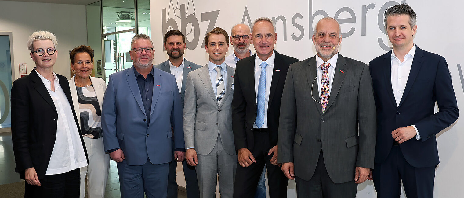Staatssekretär Bernd Schulte war zu Gast bei der Frühjahrs-Vollversammlung 2026. Auf dem Bild Vorstand und Geschäftsführung.