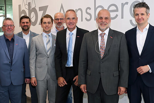 Staatssekretär Bernd Schulte war zu Gast bei der Frühjahrs-Vollversammlung 2026. Auf dem Bild Vorstand und Geschäftsführung.