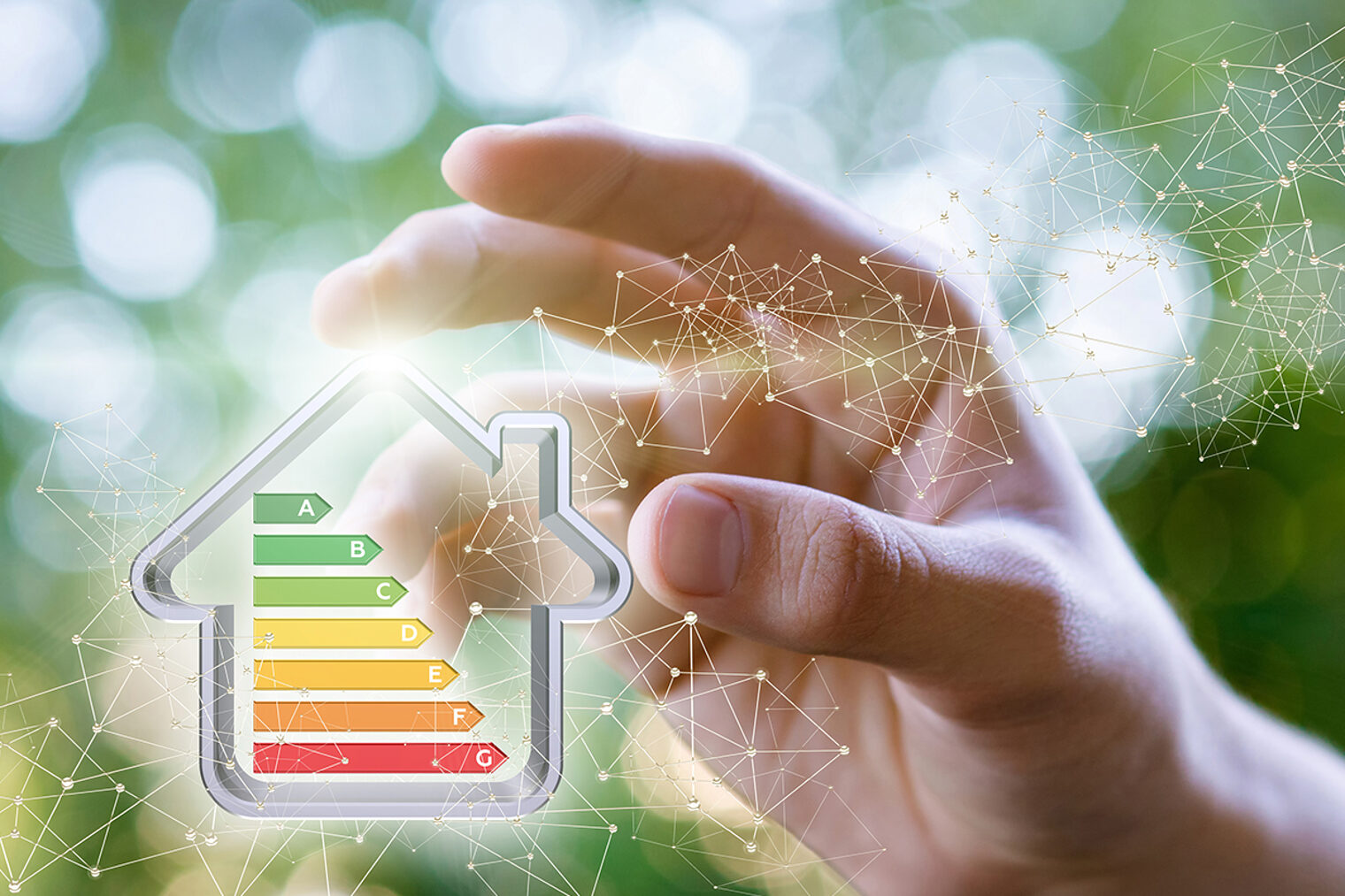 Auf dem Bild ist eine Hand zu sehen, die ein Icon eines Gebäudes mit Energielabel hochhält.
