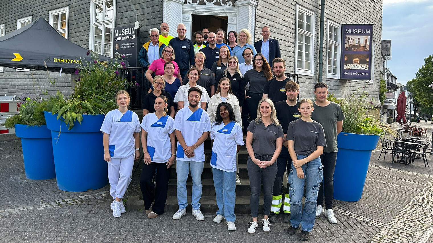Gruppenfoto mit Vertretern von Handwerksbetrieben beim Handwerkstag Haus Hövener.