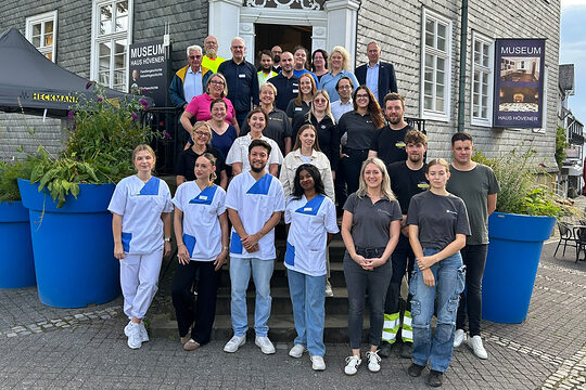 Gruppenfoto mit Vertretern von Handwerksbetrieben beim Handwerkstag Haus Hövener.