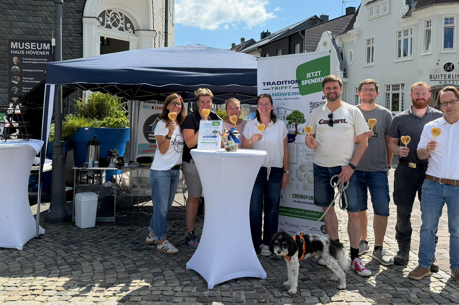 Gruppenfoto beim Waffelverkauf für "Tradition trifft Handwerk" in Brilon