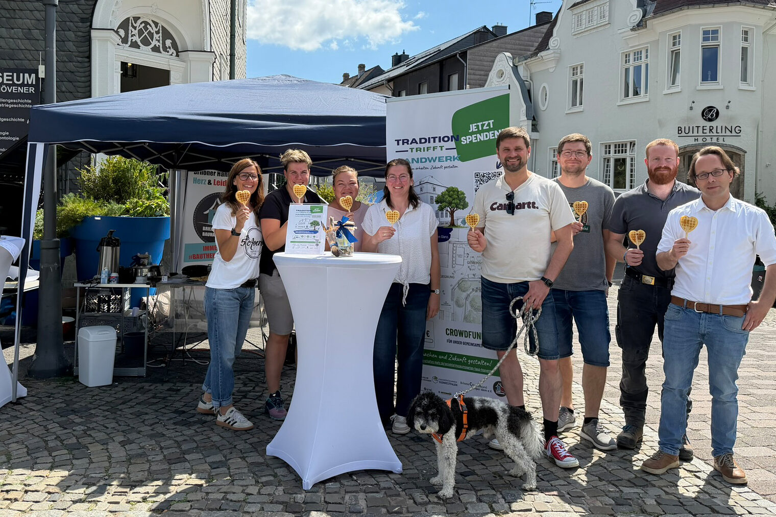 Gruppenfoto beim Waffelverkauf für "Tradition trifft Handwerk" in Brilon