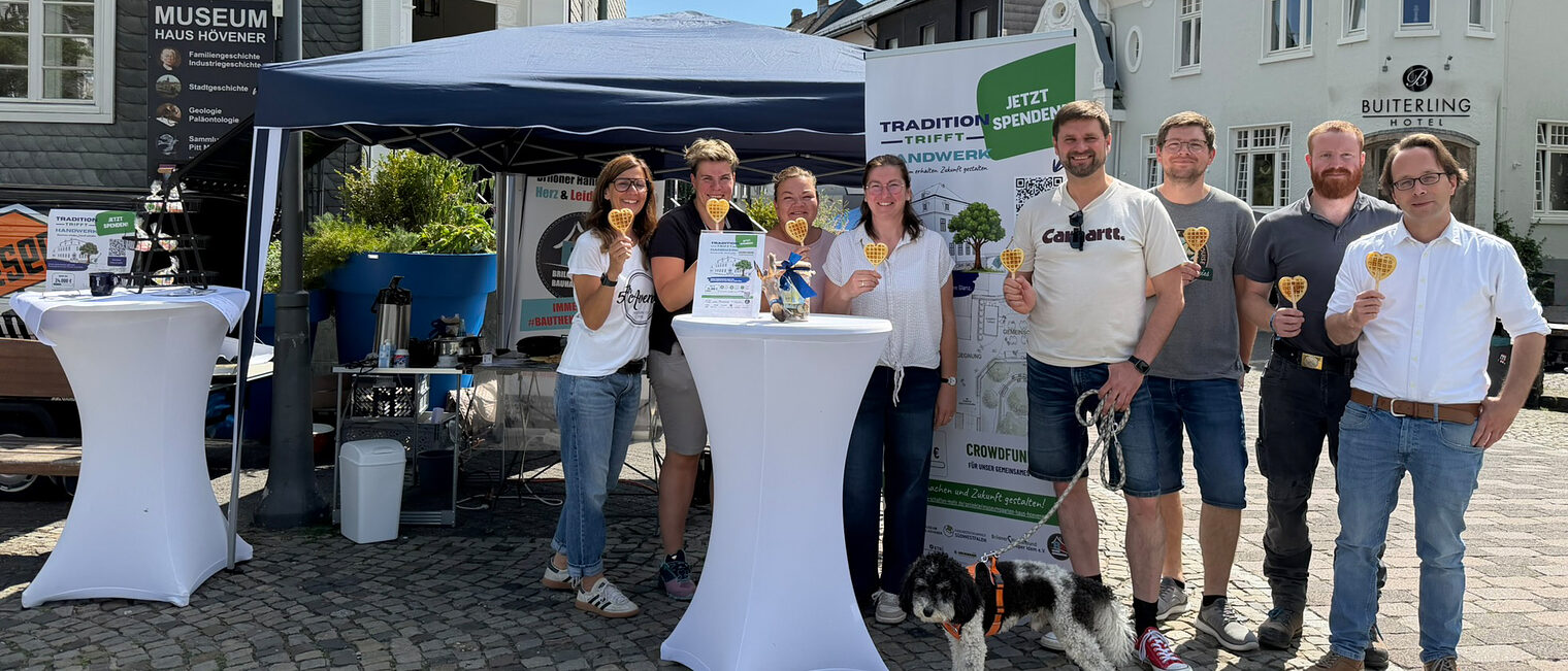 Gruppenfoto beim Waffelverkauf für "Tradition trifft Handwerk" in Brilon
