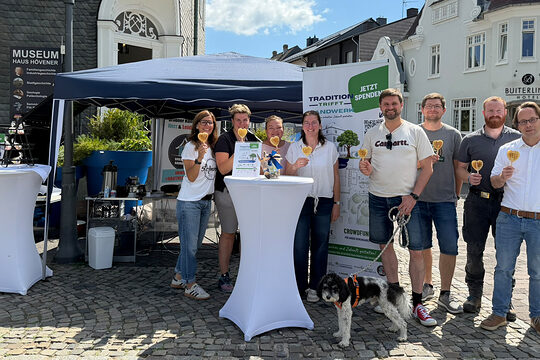 Gruppenfoto beim Waffelverkauf für "Tradition trifft Handwerk" in Brilon