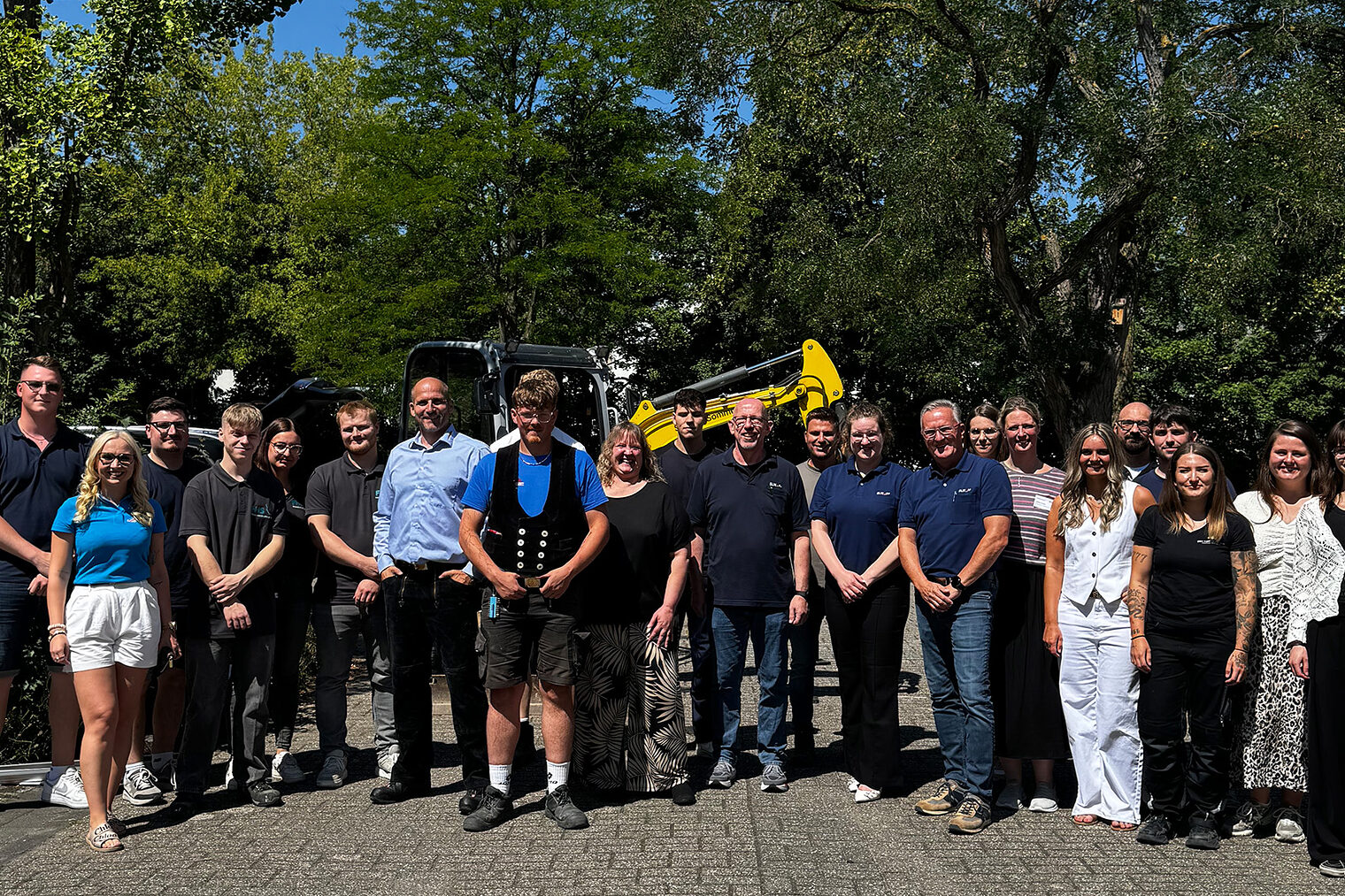 Gruppenfoto mit Handwerksbetrieben beim Handwerkstag Realschule Hüsten.