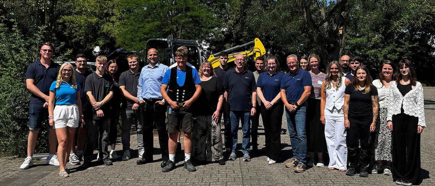 Gruppenfoto mit Handwerksbetrieben beim Handwerkstag Realschule Hüsten.
