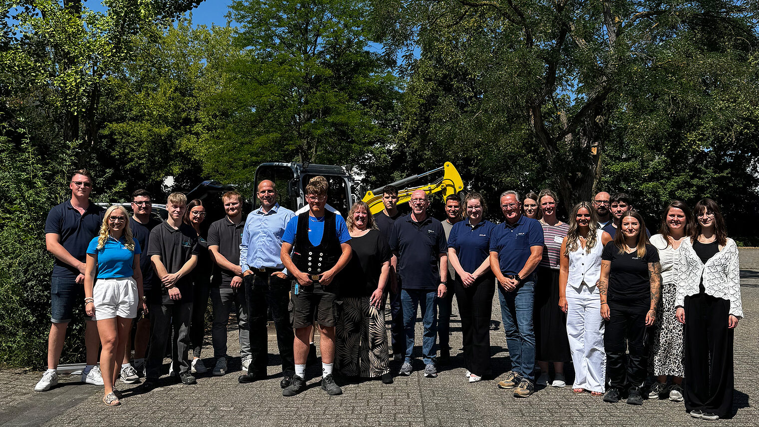 Gruppenfoto mit Handwerksbetrieben beim Handwerkstag Realschule Hüsten.