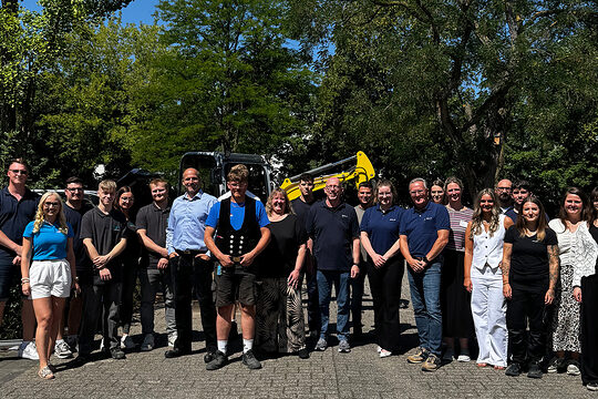 Gruppenfoto mit Handwerksbetrieben beim Handwerkstag Realschule Hüsten.