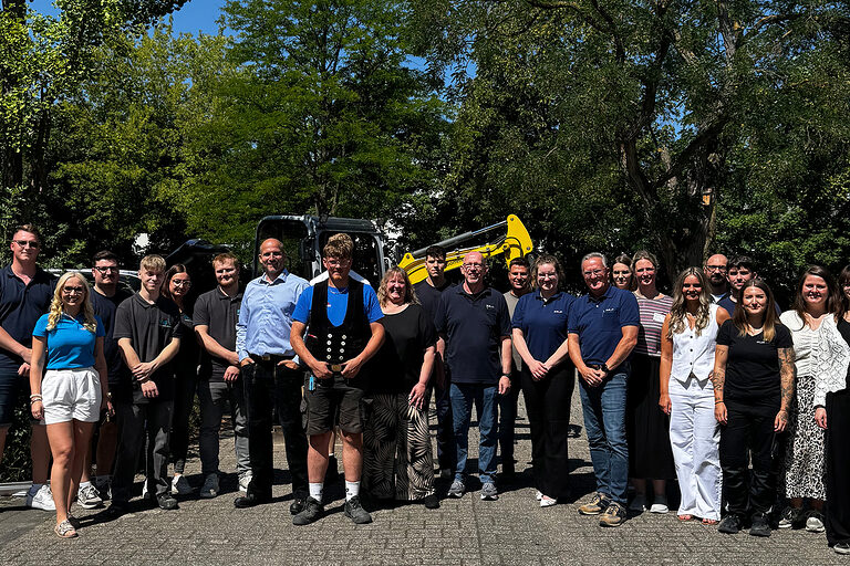 Gruppenfoto mit Handwerksbetrieben beim Handwerkstag Realschule Hüsten.