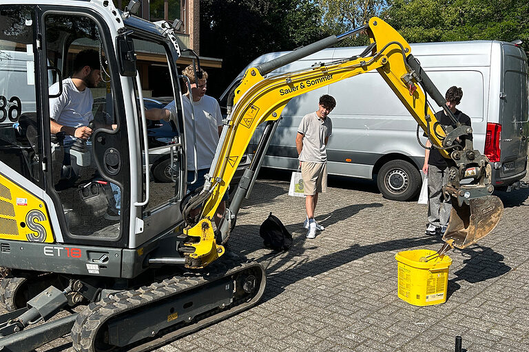 Bagger auf dem Schulhof beim Handwerkstag Realschule Hüsten.