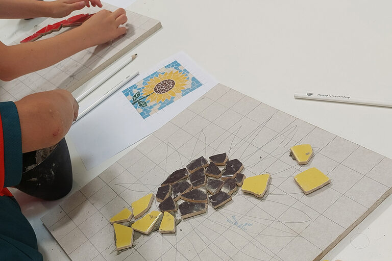 Ein Kind legt ein Mosaik.