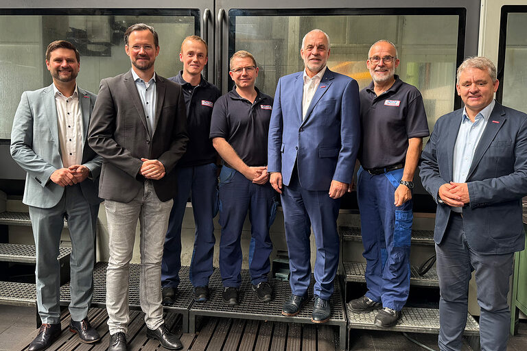 Gruppenfoto mit Vertretern der Witte GmbH & Co. KG, der HwK Südwestfalen und SPD-Bundestagsabgeordnetem Dirk Wiese.