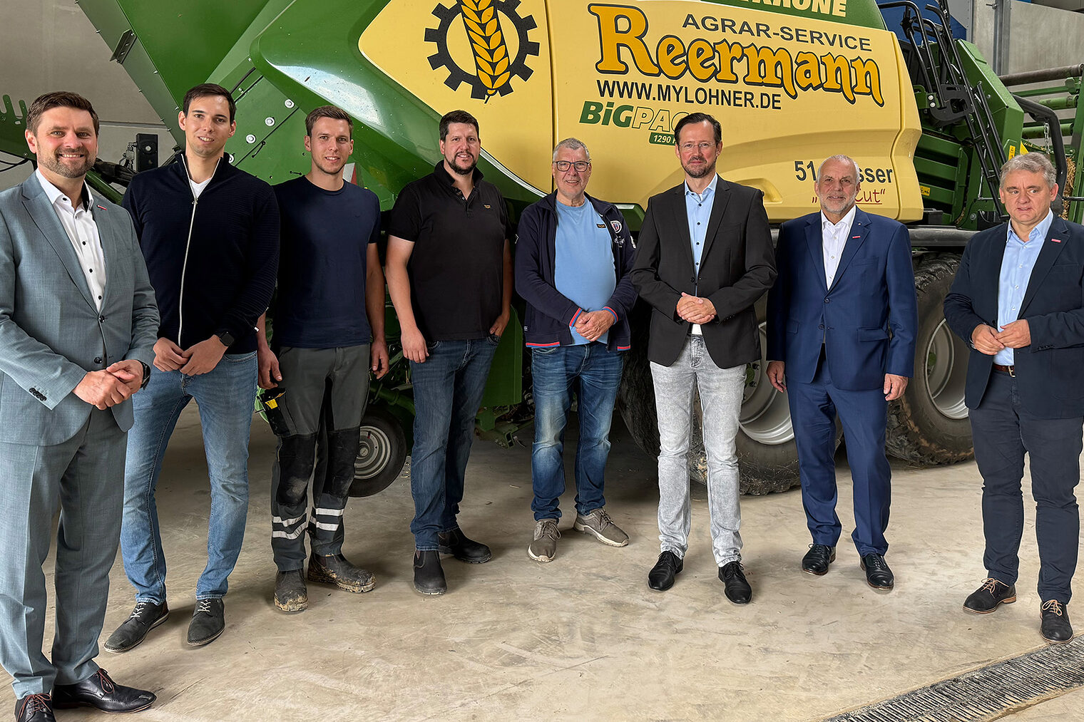 Gruppenfoto mit Vertretern der Reermann Agrar-Service GmbH & Co. KG, der HwK Südwestfalen und SPD-Politiker Dirk Wiese.