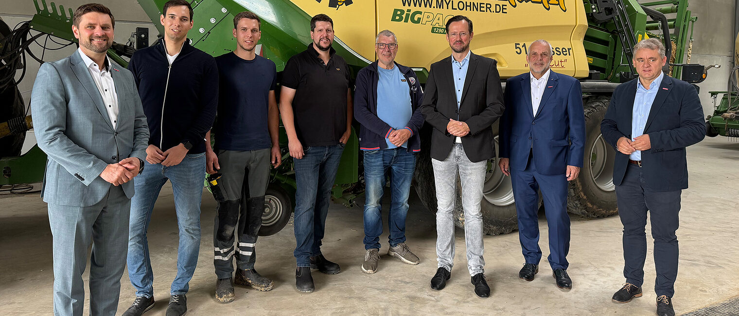 Gruppenfoto mit Vertretern der Reermann Agrar-Service GmbH & Co. KG, der HwK Südwestfalen und SPD-Politiker Dirk Wiese.